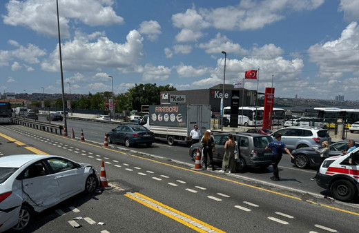 Feci kaza! Araca çarpıp savruldu metrobüs yoluna girdi