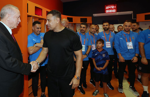 Cumhurbaşkanı Erdoğan'dan galibiyet sonrası Başakşehir soyunma odasına ziyaret