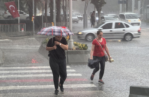 Yaz yağmurları serinlik verecek! Meteoroloji İstanbul dahil 15 il için uyarı yaptı: Kuvvetli yağış bekleniyor