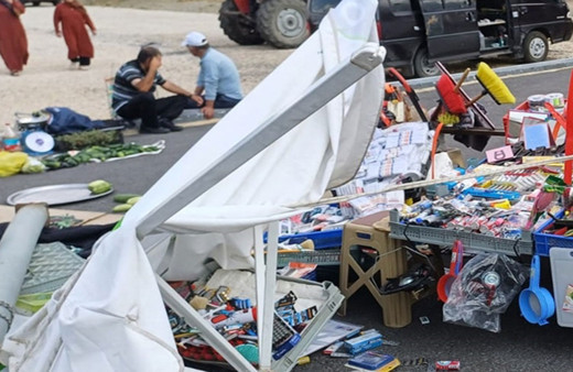 Pazar tezgahları devrildi, direkler yıkıldı! Ortalık savaş alanı gibi...