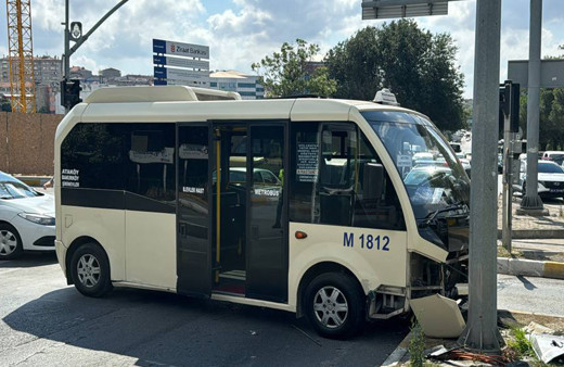 Bağcılar'da minibüs ile cip çarpıştı, olay yerinde kavga çıktı! Görgü tanığı kaza anını böyle anlattı