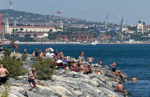 İstanbul'da sıcak havadan bunalanlar sahilde gezmeyi tercih etti