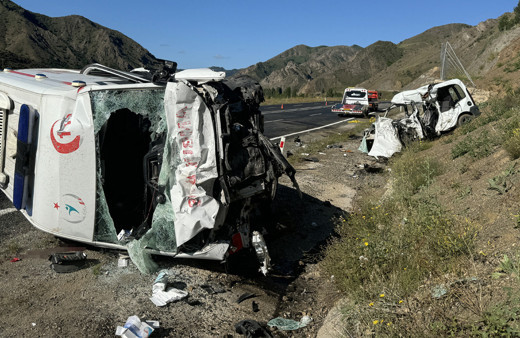 Erzurum'da ambulansın karıştığı kazada 4 kişi hayatını kaybetti