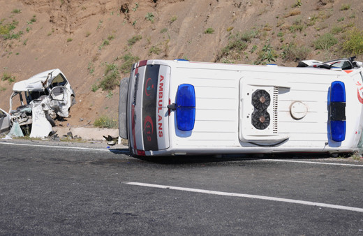Erzurum'da kahreden kaza! Ambulans ile hafif ticari araç çarpıştı: 4 kişi öldü