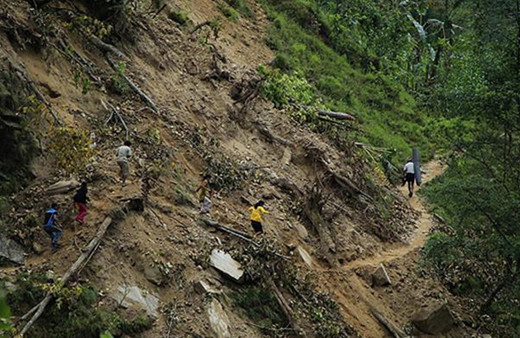 Şiddetli yağışlar toprak kaymalarına neden oldu, 84 kişi öldü