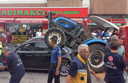 Tokat’ta freni boşalan buğday yüklü traktör trafik ışıklarında bekleyen otomobilin üzerine çıktı