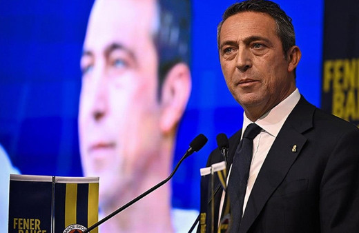 Fenerbahçe Kulübü Başkanı Ali Koç'tan İBB Başkanı Ekrem İmamoğlu'na hediye!