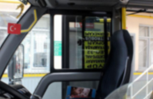 Bir yolcu tartıştığı minibüs şoförünün kulağını kopardı