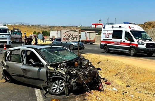 Diyarbakır'da korkunç kaza! Otomobil ile iki tır feci şekilde çarpıştı: