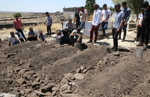 Şanlıurfa'daki kazada hayatını kaybeden 5 çocuk yan yana defnedildi