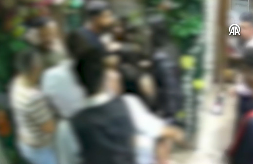 Beyoğlu'nda hesap kavgası, güvenlik kamerasına yansıdı