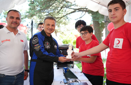 Depremzede öğrenciler, Alper Gezeravcı ile bir araya geldi