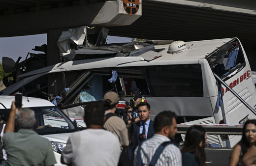 Ankara'da yolcu otobüsü köprü ayağına çarptı: 9 ölü