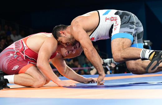 Milli güreşçi Taha Akgül, Macar rakibini 8-0 yenerek Paris 2024'te yarı finale yükseldi