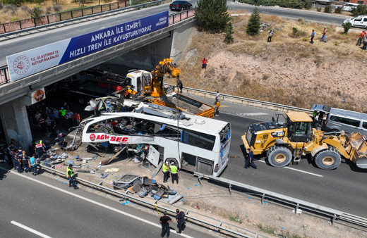 Polatlı'da köprü ayağına çarpan otobüsün enkazı 9 saat sonra çıkarıldı