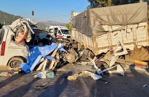 4 kişi öldü, 3 kişi ağır yaralandı! Manisa Ahmetli'deki kazanın görüntüsü ortaya çıktı