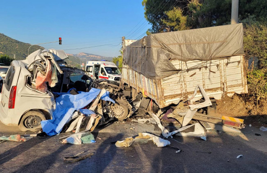 Manisa'da korkunç kaza! Kamyona çarpan araç hurdaya döndü: 4 ölü, 3 ağır yaralı