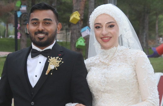 Burdurlu Meryem, Türk ve Hint gelenekleriyle gelin oldu