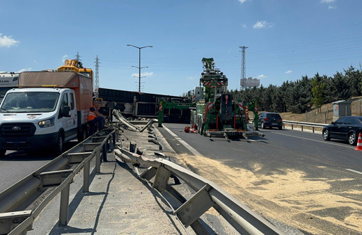 İstanbul'da TEM Otoyolu'nda tır devrildi