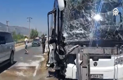 Yolcu otobüsü ile kepçe çarpıştı! Yaralılar var