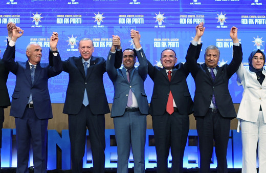 Cumhurbaşkanı Recep Tayyip Erdoğan, partisine yeni katılan üyelere rozet taktı