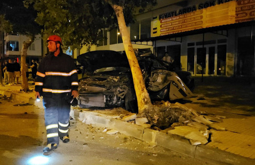 Çorum'da ağaca çarpan otomobil hurdaya döndü 2 kişi öldü