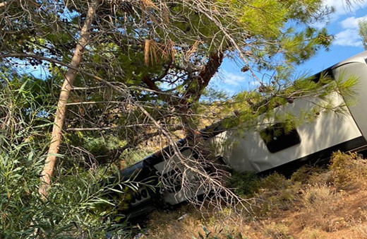 Datça'da yolcu otobüsü devrildi! Metrelerce sürüklendi, yaralılar var