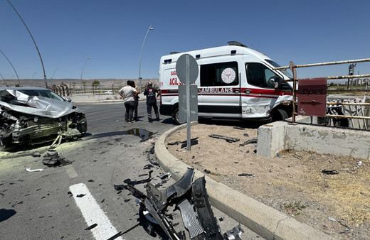 Kayseri'de ambulans ile otomobil çarpıştı! Yaralılar var