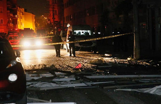 Küçükçekmece'de eşini sokak ortasında bıçaklayarak öldürdü vatandaş yakalayıp dövdü