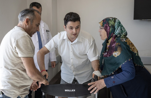 Sağlam beyin hücrelerinin güçlendirilmesiyle 2 yıl sonra komadan çıktı