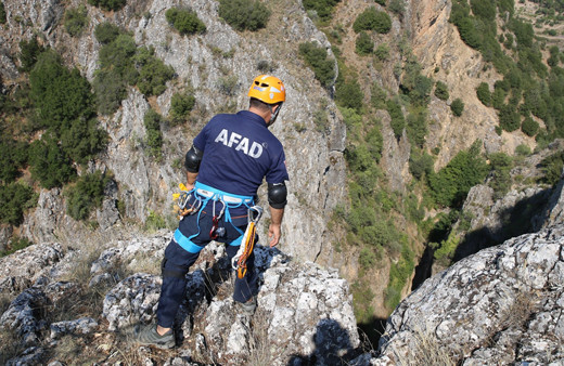 Denizli'de otomobil 200 metrelik uçuruma yuvarlandı! Korkunç kazada 4 kişi öldü