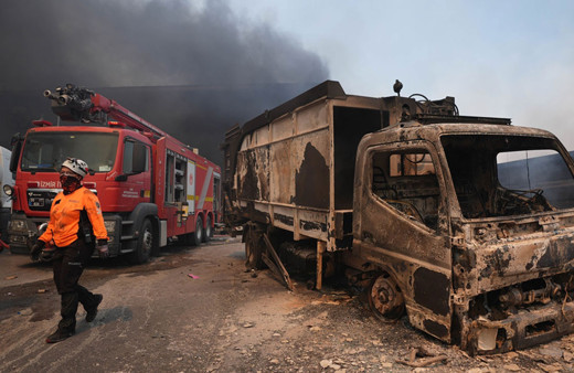 İzmir Karşıyaka'daki orman yangını sanayi sitesine sıçradı