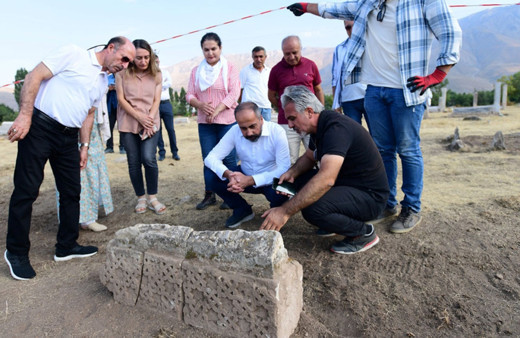 Van'da Selçuklu Mezarlığı'nda ortaya çıkarıldı ilk defa karşılaşıyoruz