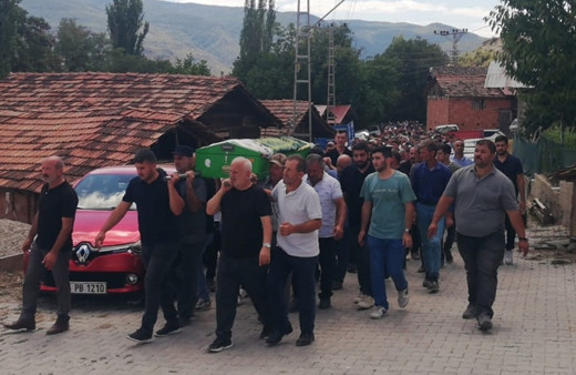 Tekne kazasında hayatını kaybeden 2 kişi toprağa verildi