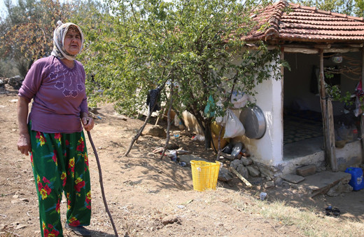 Yaşlı kadın kuru otları temizleyerek evini orman yangınından kurtardı
