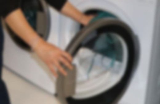 Makineye çamaşır atarken öldü! Korkunç olay