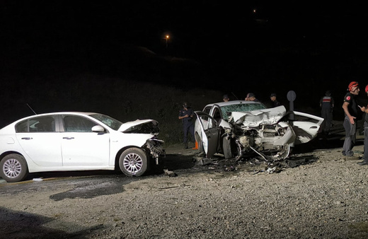 Rize İkizdere'de iki otomobil kafa kafaya çarpıştı: 2 ölü 6 yaralı