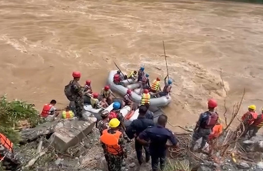 Nepal'de yolcu otobüsü nehre düştü: 27 kişi öldü