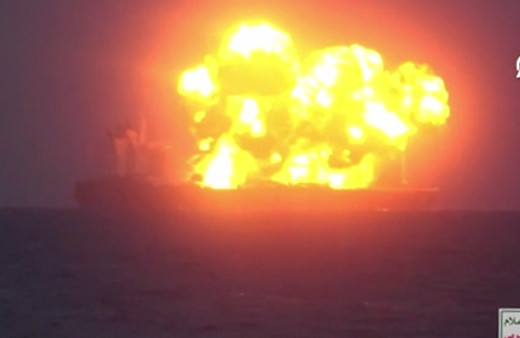 Yemen'deki Husiler, Kızıldeniz'de hedef aldıkları Yunan gemisinin görüntülerini paylaştı