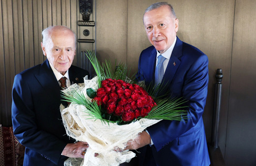 Anlamlı hediye! Cumhurbaşkanı Erdoğan, Devlet Bahçeli'ye 76 adet gül verdi