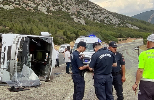 Denizli'de midibüs devrildi: Yaralılar var