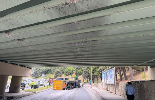 Bakırköy'de üst geçide çarpan tır İETT otobüsünün üzerine devrildi