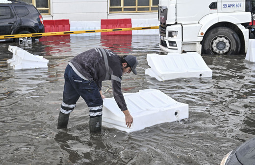 İstanbul'da sağanak yağış! Trafik felç oldu, seferler iptal edildi