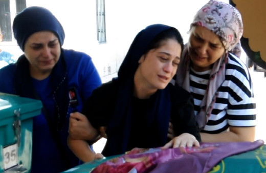 İzmir'de babalarının öldürdüğü 3 kardeşin cenazeleri, Manisa'da toprağa verildi