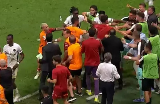 Galatasaray - Young Boys maçında saha karıştı