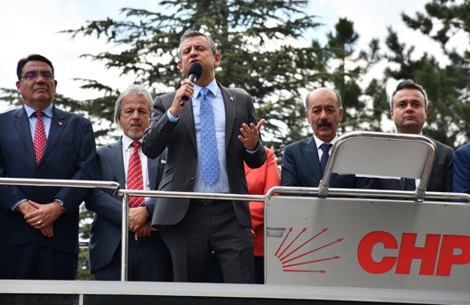 CHP Genel Başkanı Özel, Dumlupınar'da halka seslendi: "Cumhuriyet'in nasıl kurulduğunun farkındayız"