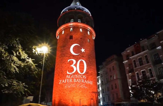 İstanbul'un tarihi mekanları Ay Yıldız'a büründü