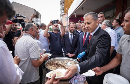 İçişleri Bakanı Yerlikaya, Kütahya'da esnafı ziyaret etti