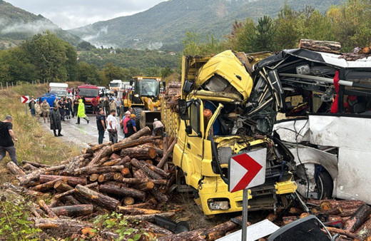 Zonguldak'ta otobüsle kamyon çarpıştı! Ölü ve çok sayıda yaralı var