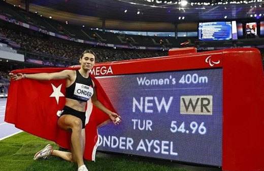 Milli sporcu Aysel Önder dünya rekoruyla finalde!